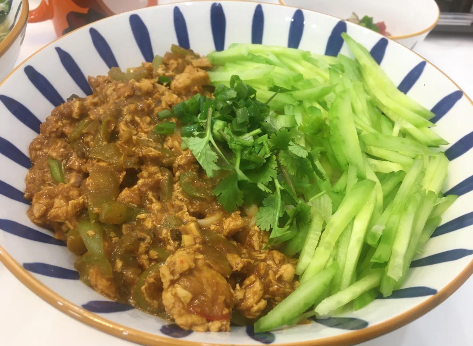 鸡蛋炸酱面的做法(鸡蛋炸酱面的做法视频)
